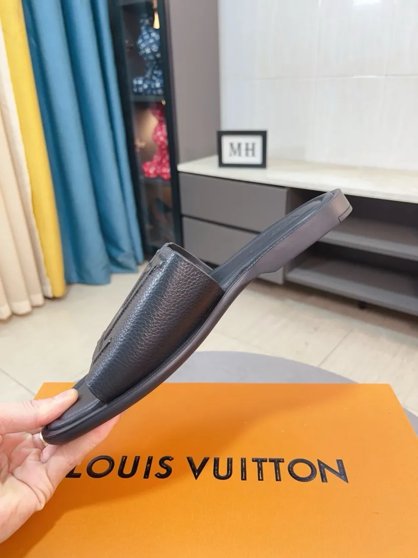 Men's shoes 💰340🌸🌸LV medium men's spring and summer slippers counter synchronization. The uppers are imported cowhide fabrics from Italy, logo graphics and high-quality craftsmanship. Soles: original soles specially provided by the original factory. Exclusive molded soles are super comfortable. Original factory single goods. 🔍🔍High quality. You can enter and exit the counter at will. Welcome to compare. Size 38-45
